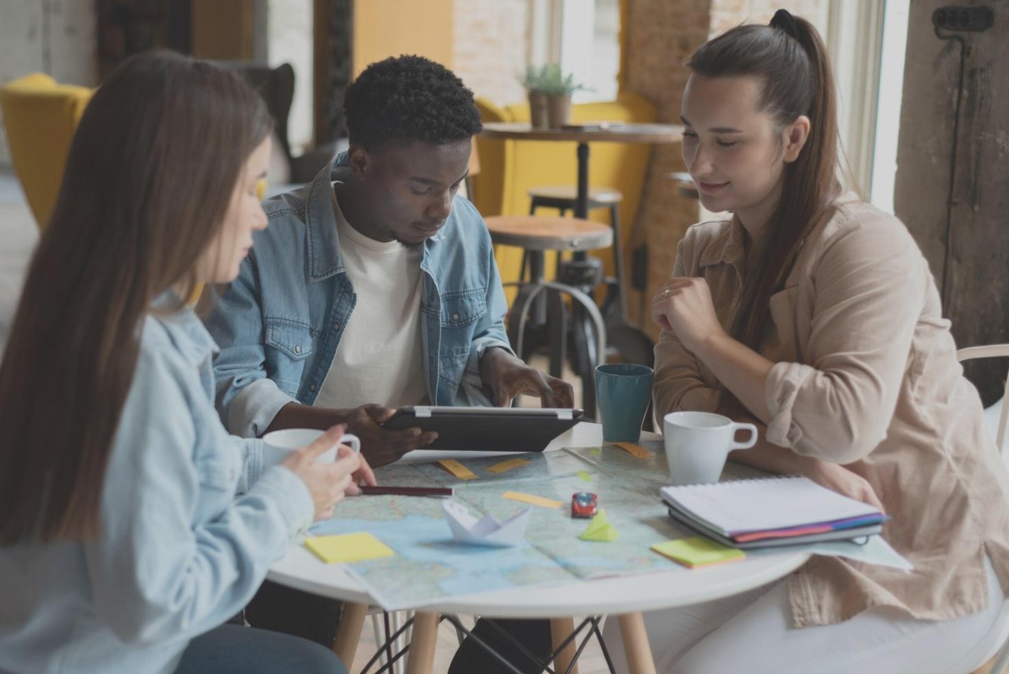 Dashboard monitoring investasi real-time menampilkan berbagai metrik performa portofolio