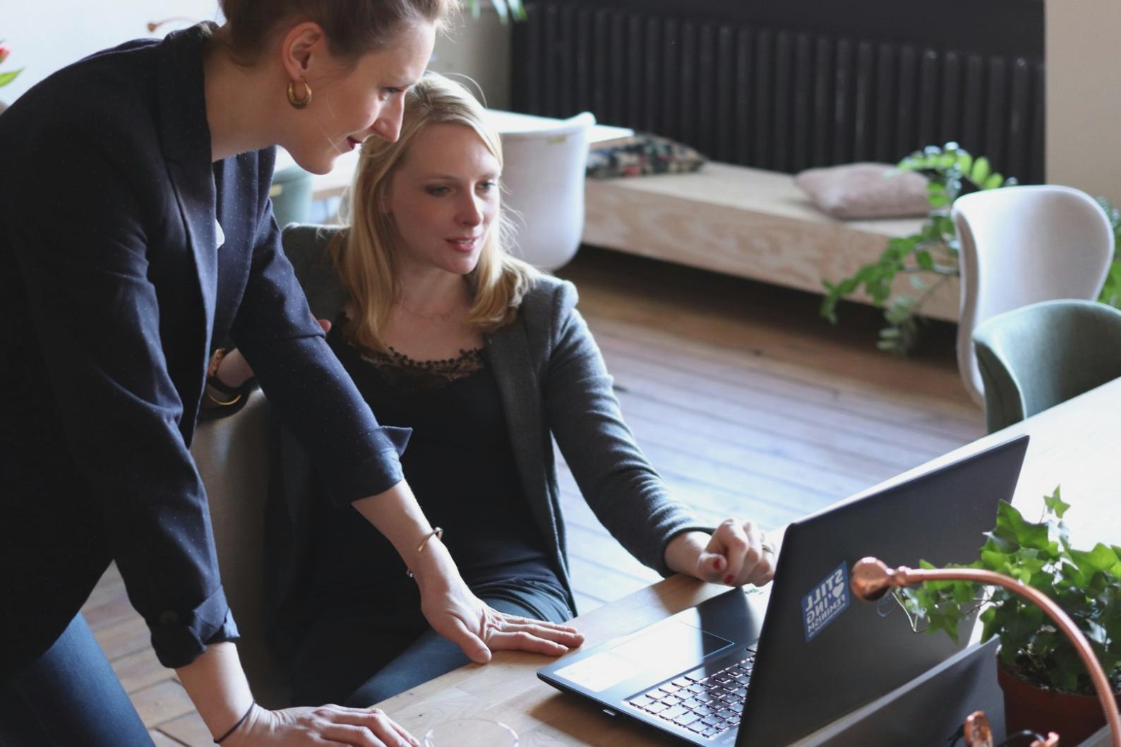 Suasana pembelajaran investasi dengan analisis data pasar real-time menggunakan berbagai tools monitoring modern