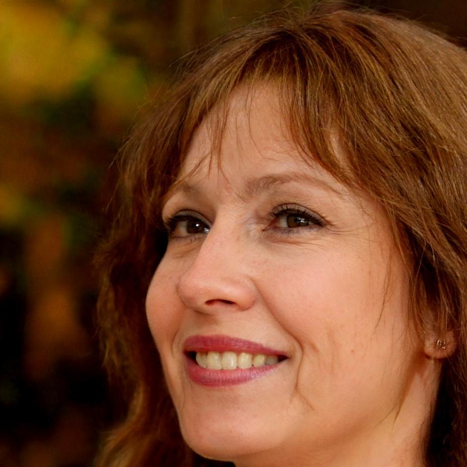 Sinta Maharani - Technical Analysis Specialist yang menguasai berbagai metodologi analisis teknikal modern