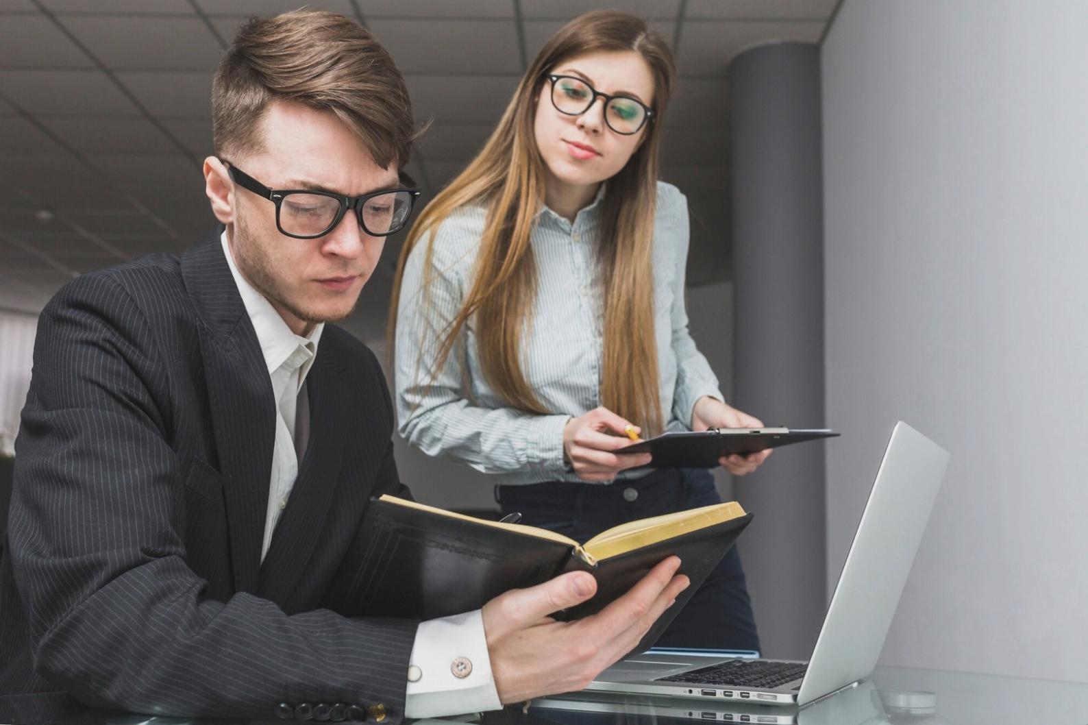 Ruang konsultasi modern dengan meja diskusi dan sistem monitoring investasi digital