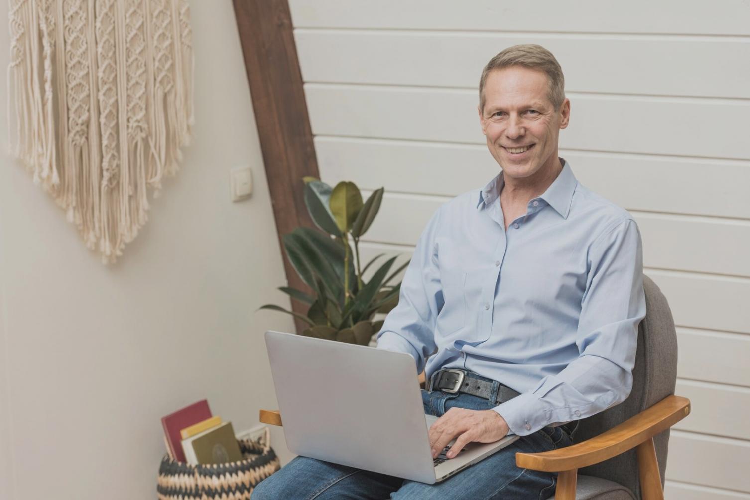 Area meeting informal untuk diskusi strategi investasi dengan suasana yang rileks