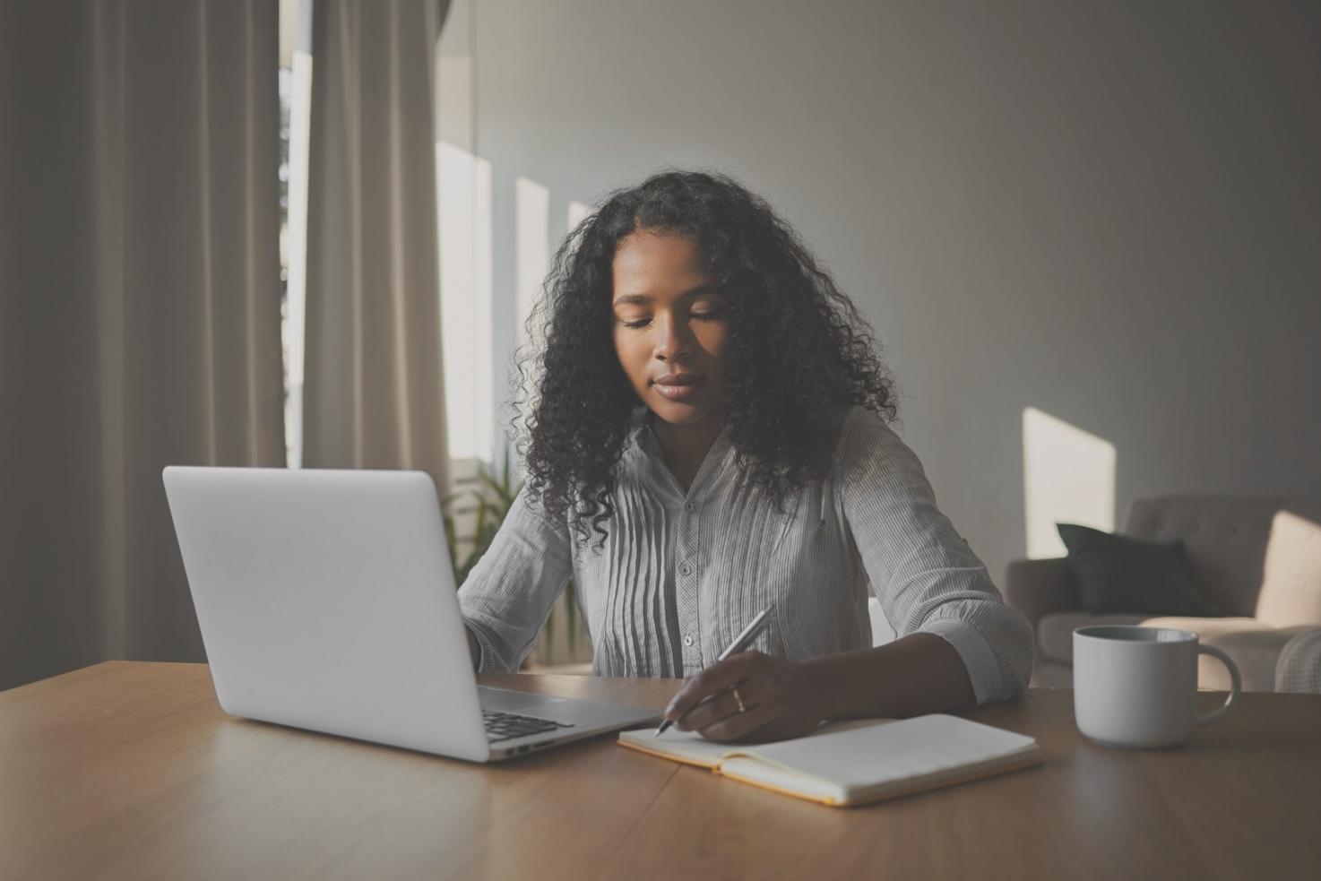 Tim ahli Vlynketo Yosmone sedang menganalisis tren pasar investasi menggunakan teknologi monitoring terdepan