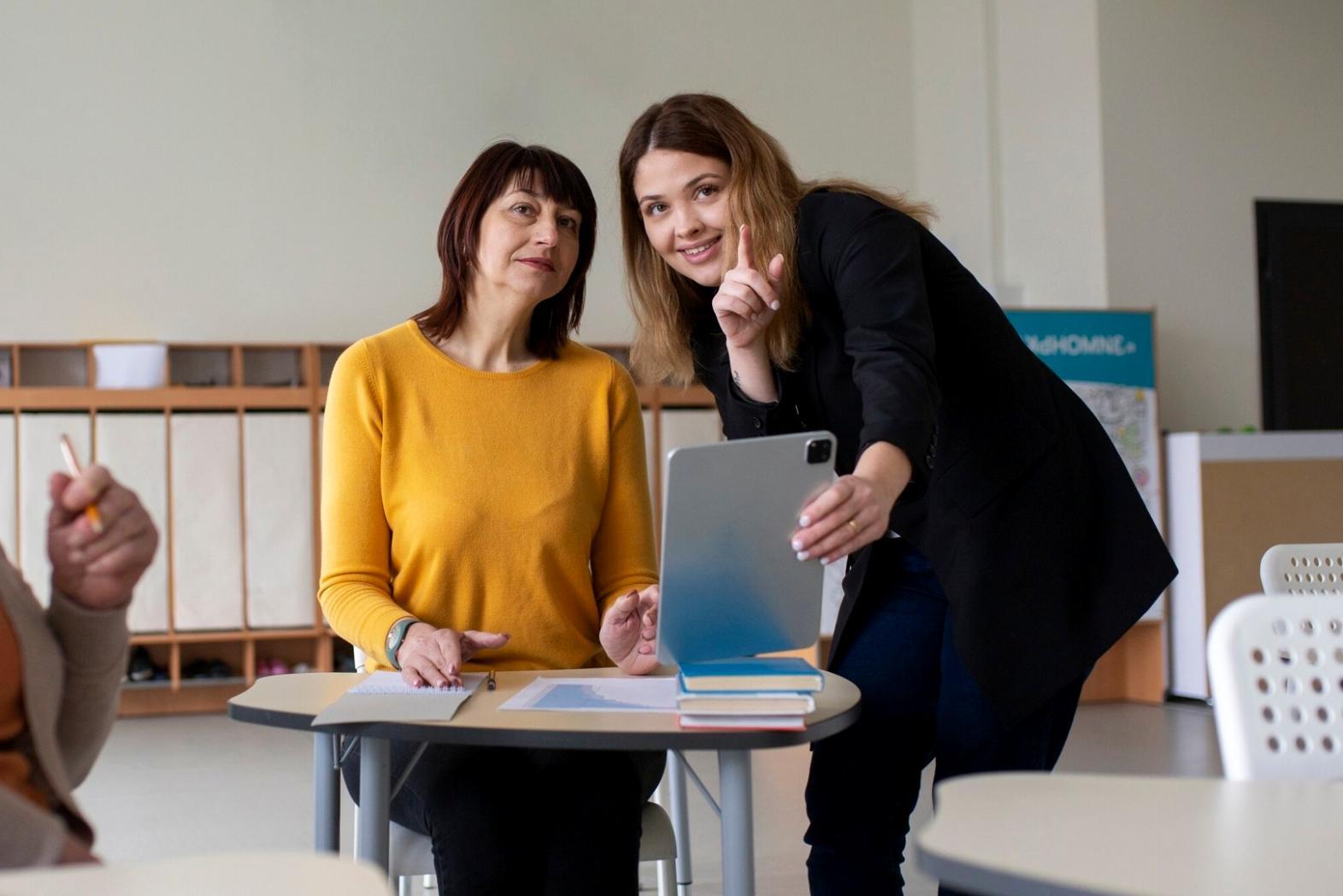 Suasana kantor Vlynketo Yosmone di Malang dengan tim developer sedang mengembangkan fitur monitoring investasi terbaru