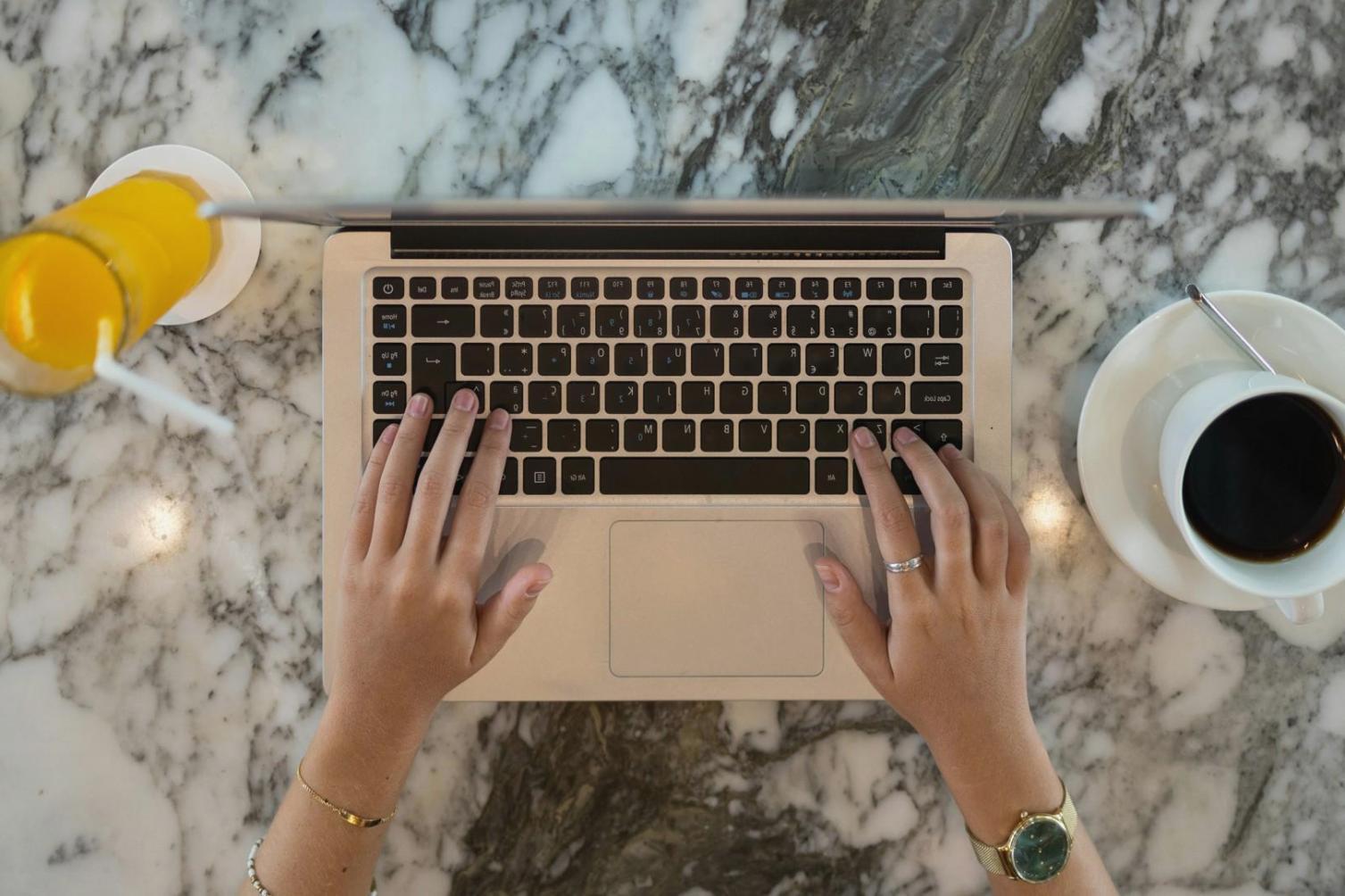 Dewi Kartika Sari sedang memberikan presentasi tentang tren investasi 2025 kepada komunitas investor Indonesia